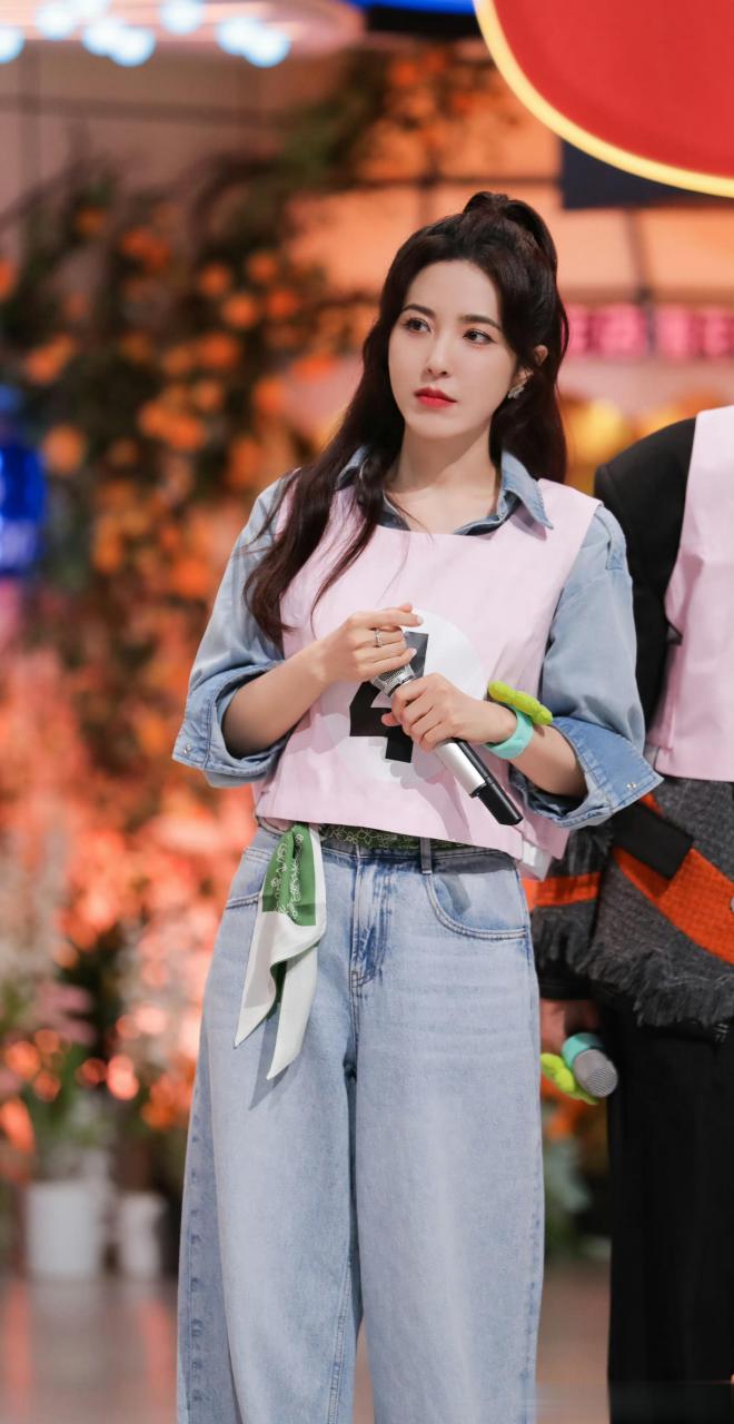 曾黎你好星期六剧照  曾黎你好星期六剧照,牛仔套装 半扎发造型好元气