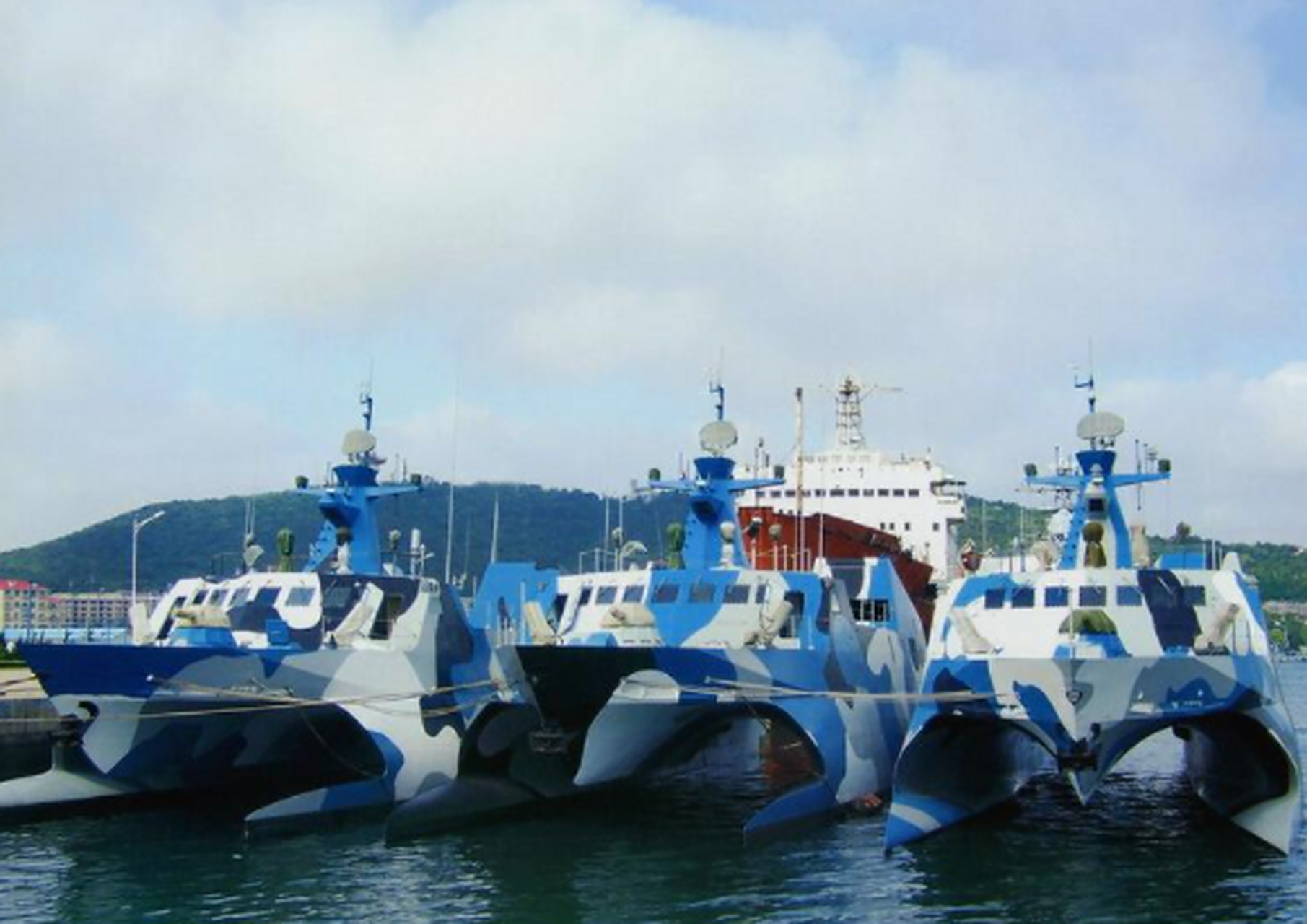 中国022导弹艇出动,美国航母仔细掂量!