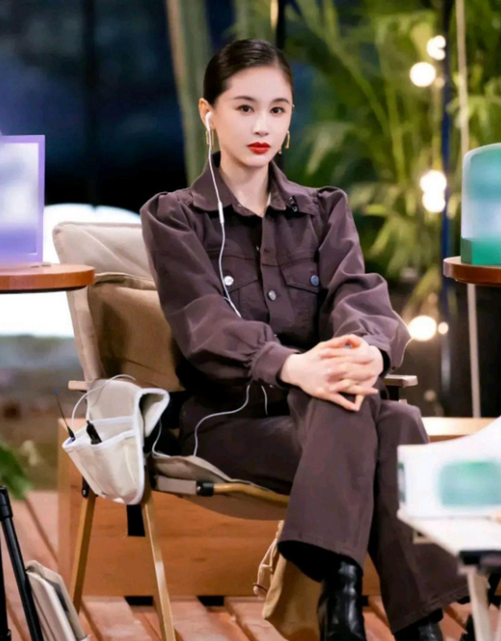 王子文穿一身紫咖色套装,梳着干净的低丸子头,五官精致耐看,时尚显