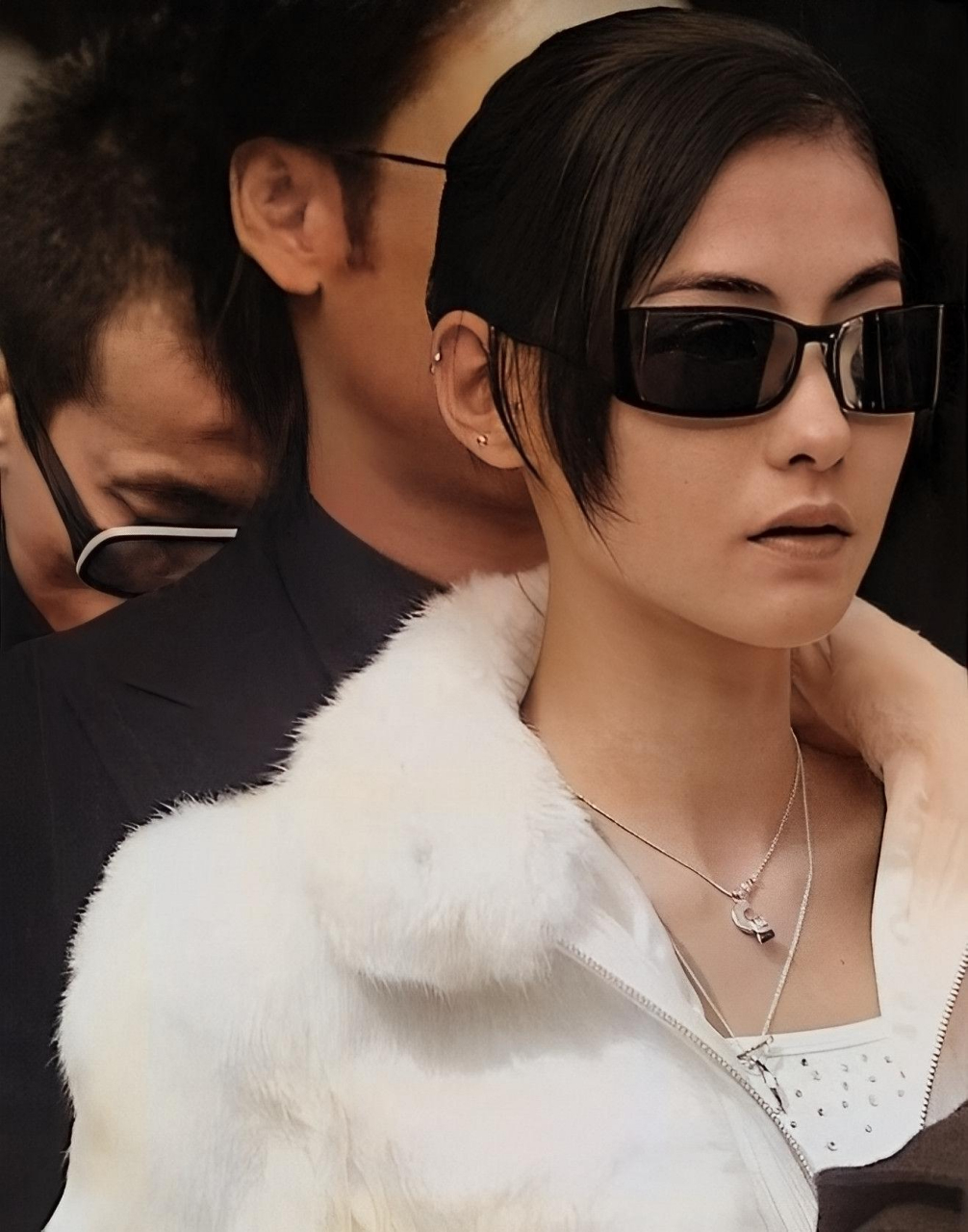 1999年,43岁的张国荣已经是巨星,19岁的张柏芝才刚刚起步.