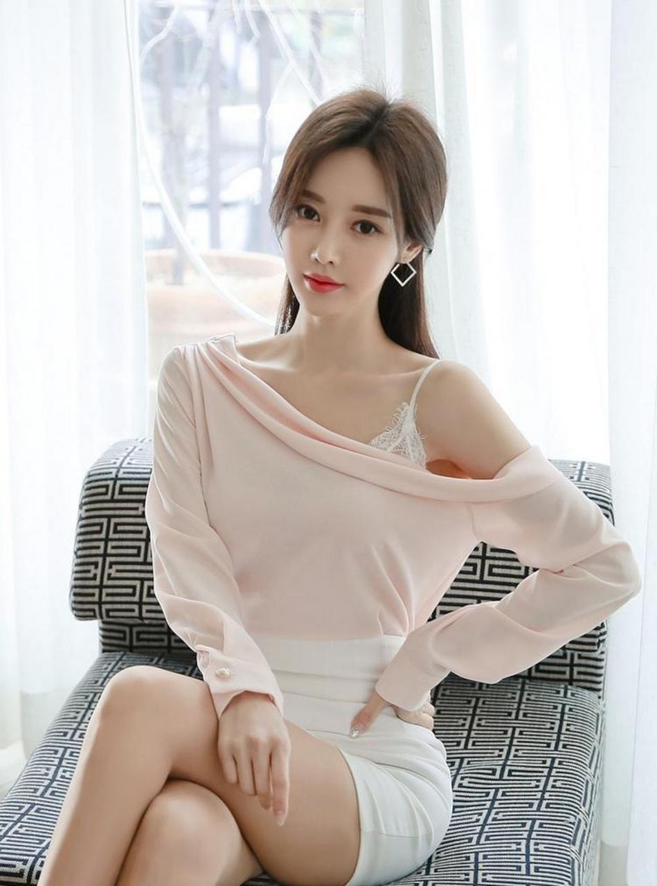 美女孙允珠单肩长袖搭配蕾丝吊带,白色包臀裙性感迷人