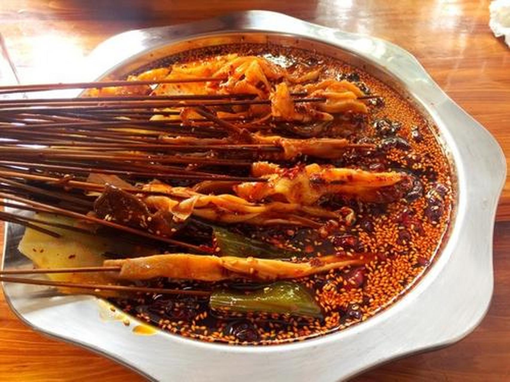 是以陶器钵盛放配以麻辣为主的佐料,加上多种调料的去骨鸡片拌和而成.