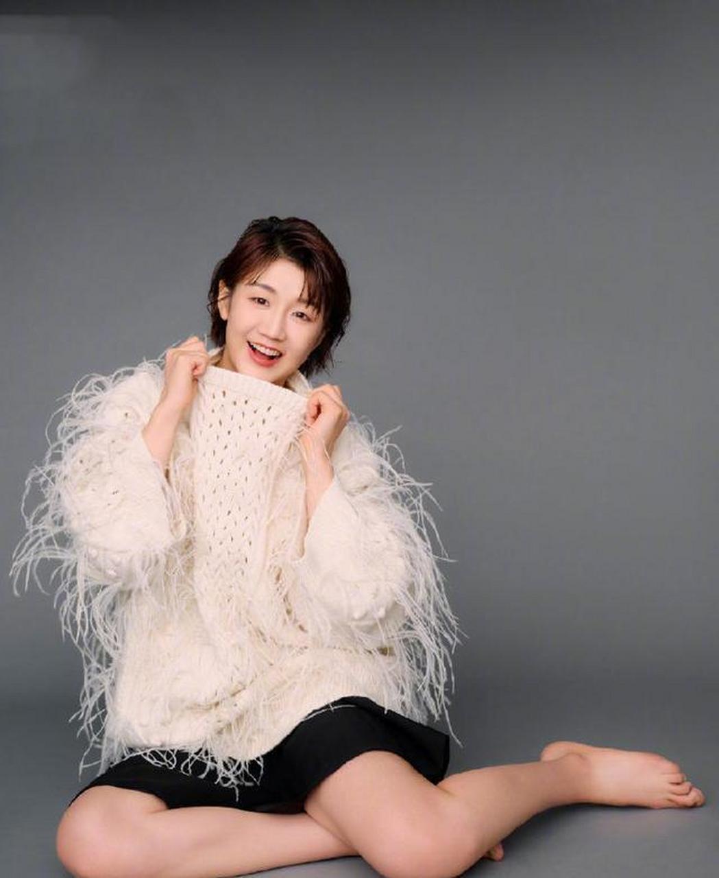 黄晓明表妹陈梦登时尚杂志,赤脚丫直接坐在地上,穿短裙身材太赞