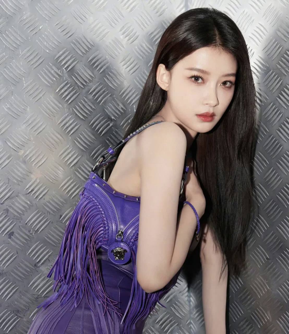 紫色流苏皮裙,别致又漂亮!  #孙怡