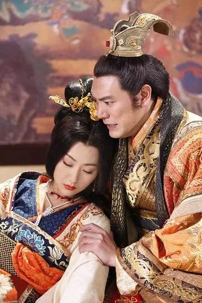 突然,宇文化及带骁果军冲入宫中,逢人便杀,遇宝则抢.