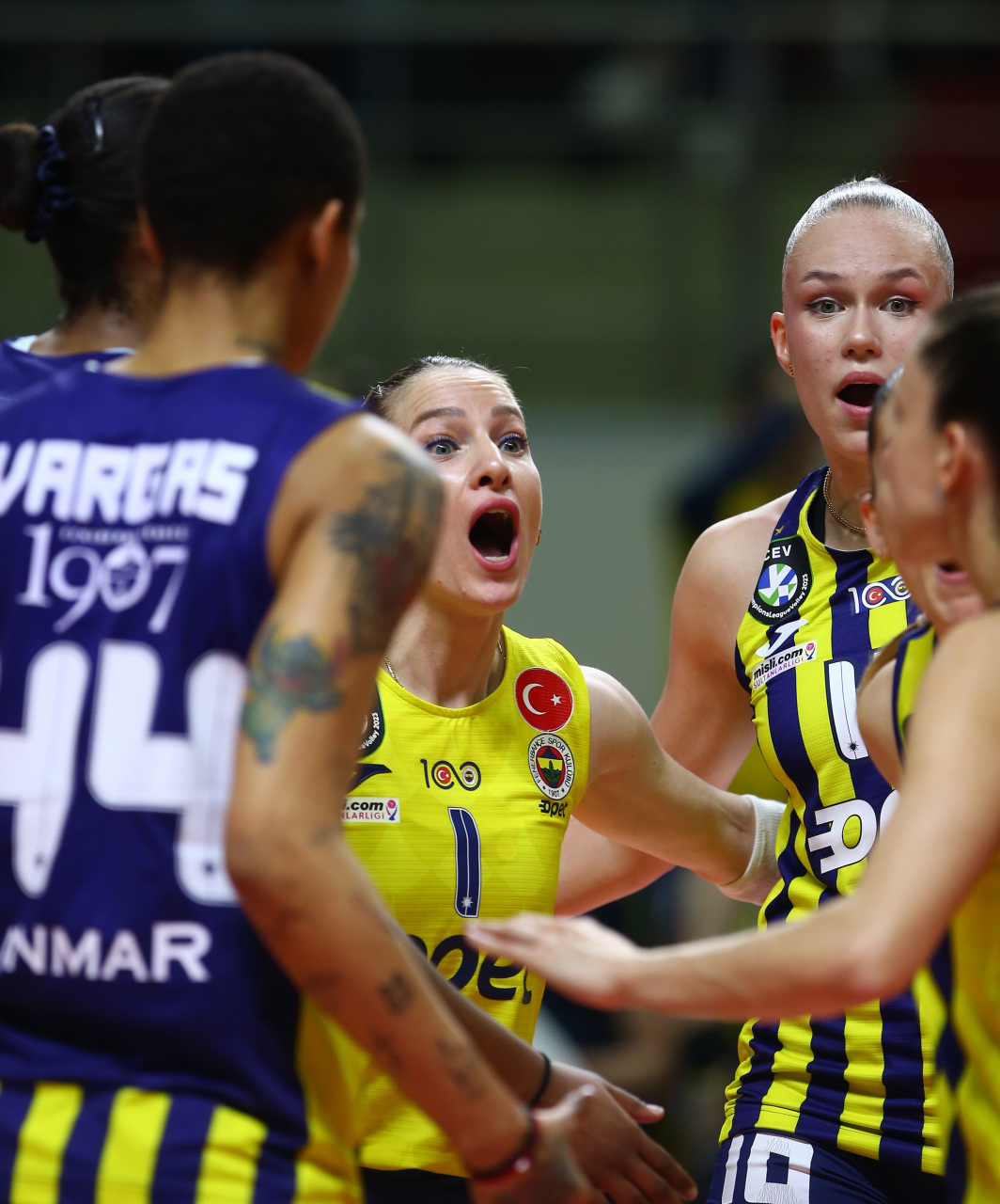 【欧冠瓦基弗金局淘绝杀费内巴切】  女排欧冠半决赛第二回合  瓦基弗