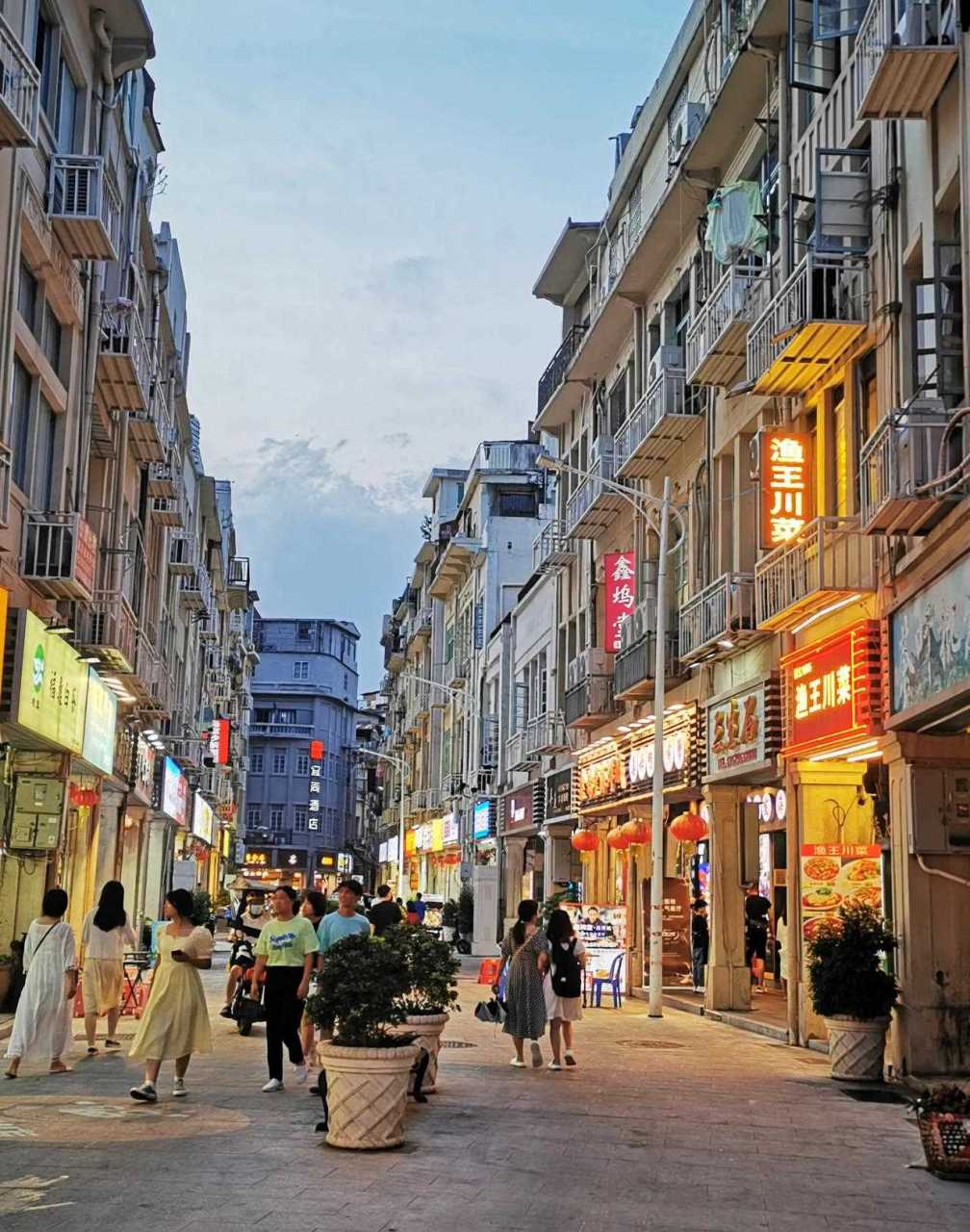 厦门中山路商业步行街的夜景,建筑和艺术的完美融合,极具历史和岁月的