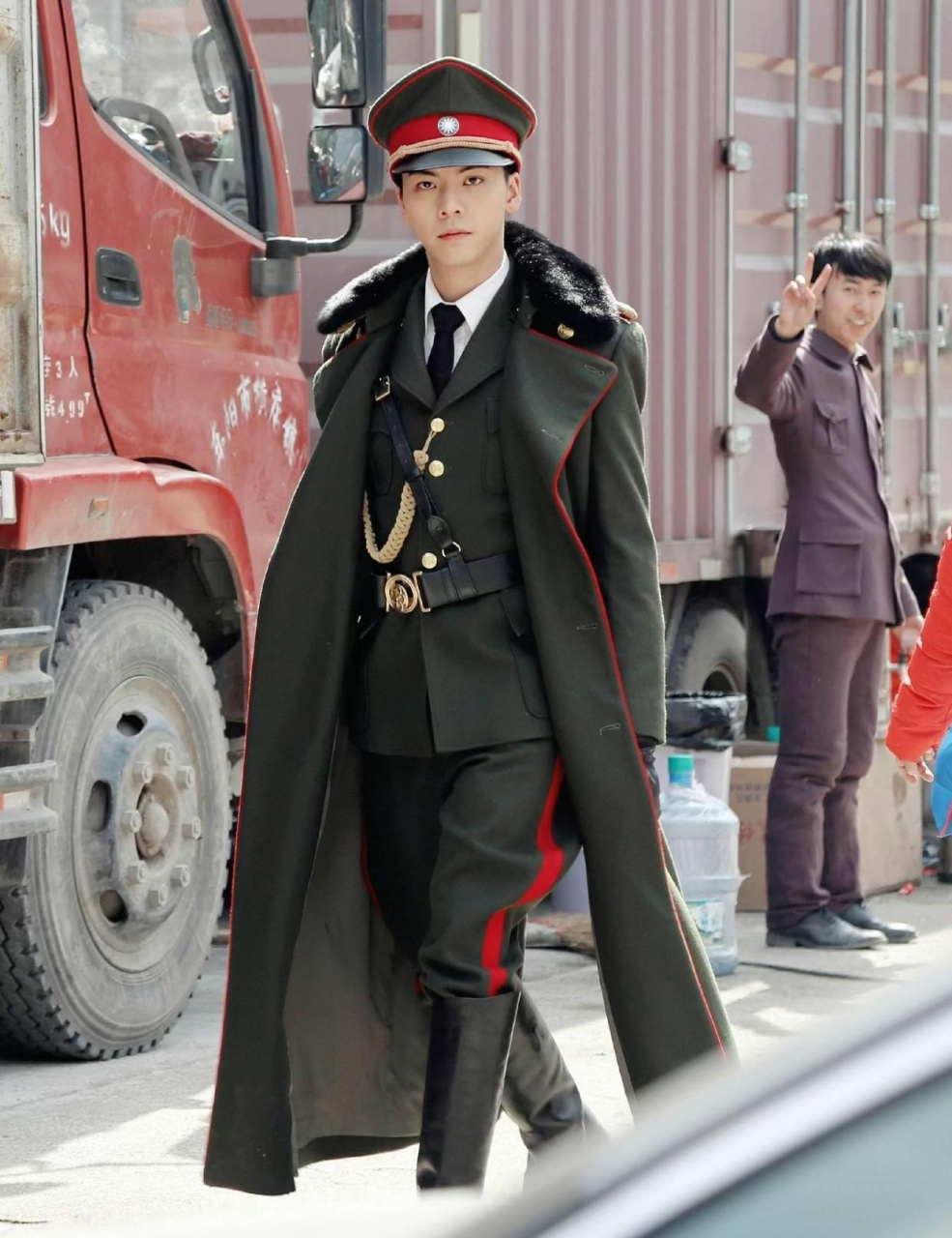 这就是正规军和伪军的区别.