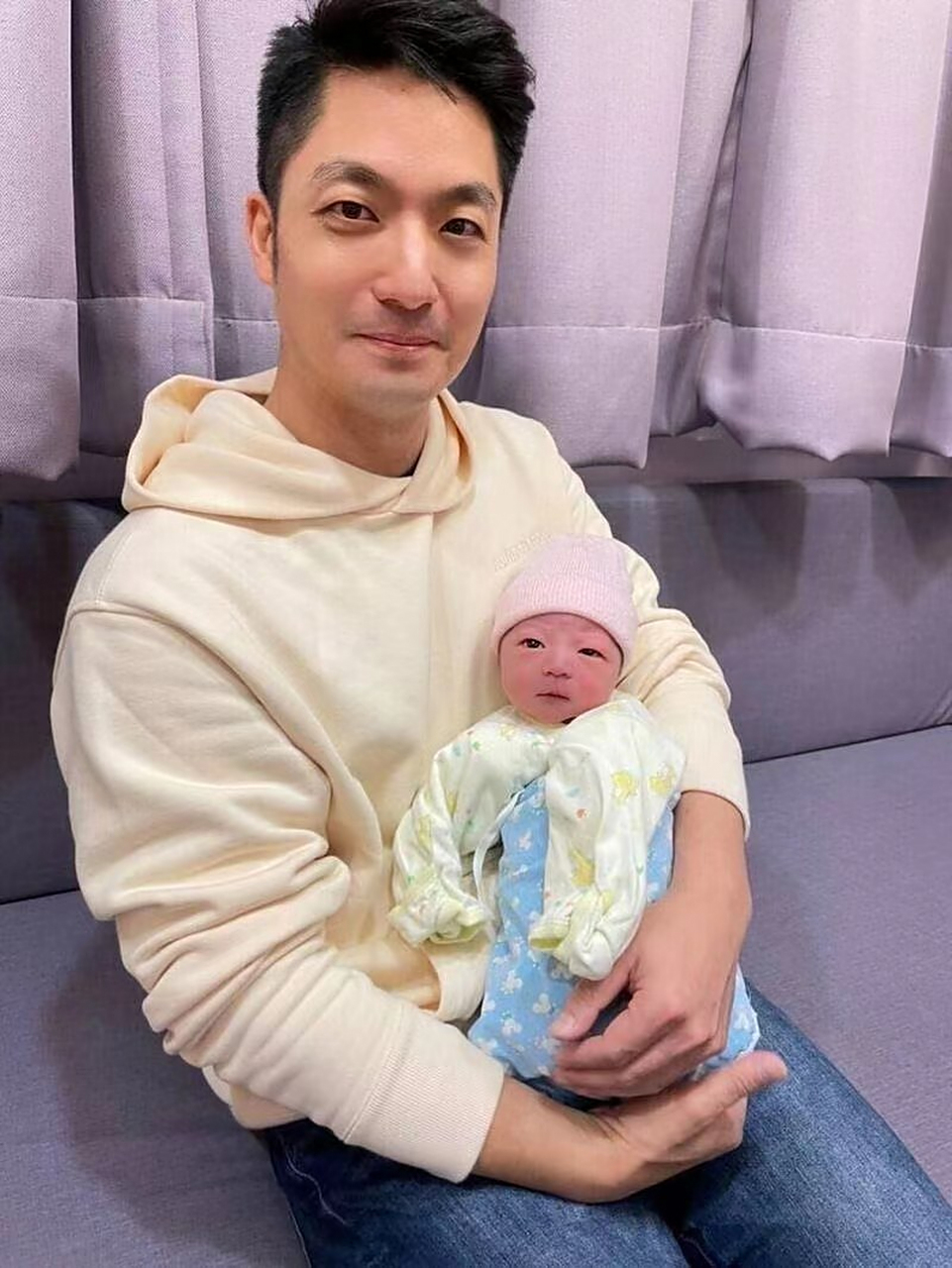 市长也要半夜起床为儿子泡奶当奶爸】 台北蒋万安 27 日以奶爸姿态