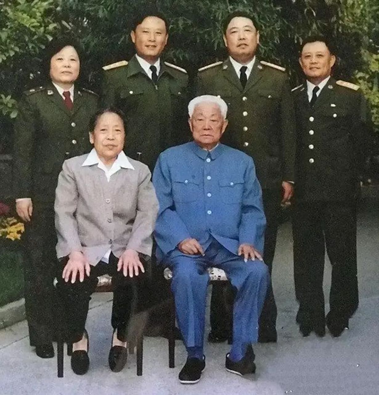 黄新廷将军是中国军队中的一位杰出人物,他不仅是一