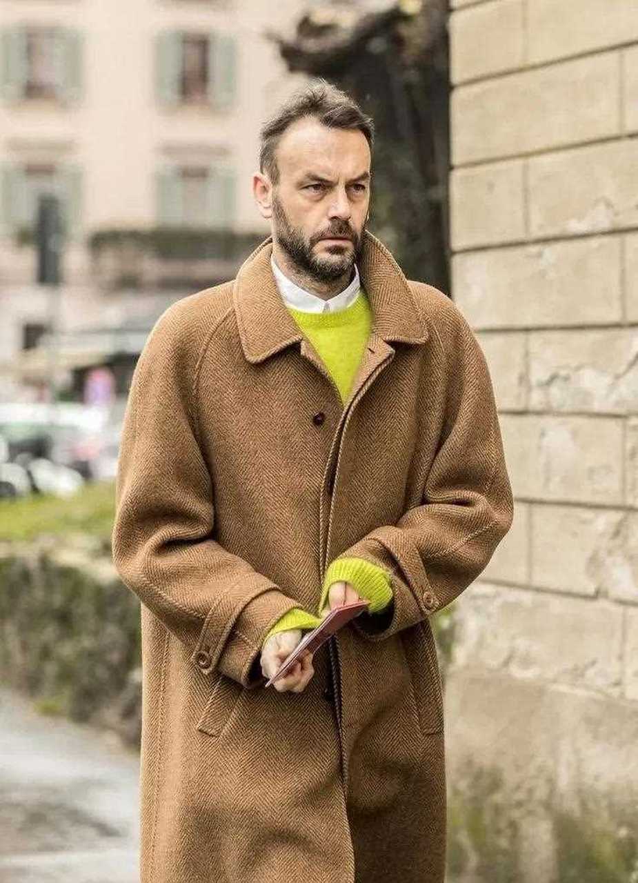 巴尔玛肯大衣(balmacaan coat)源于苏格兰巴尔玛肯地区,到目前已经