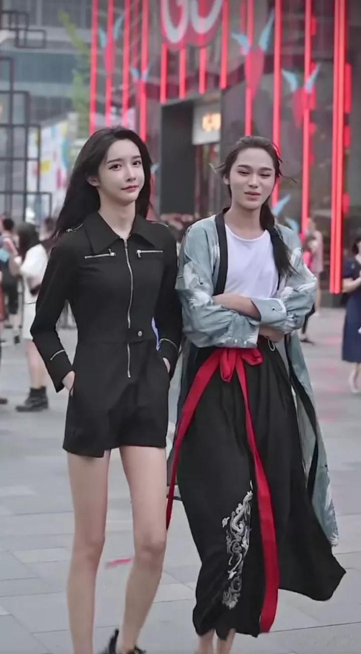 而且有的女生也会有喉结,这绝对是一男一女,我一直想问个问题,上厕所