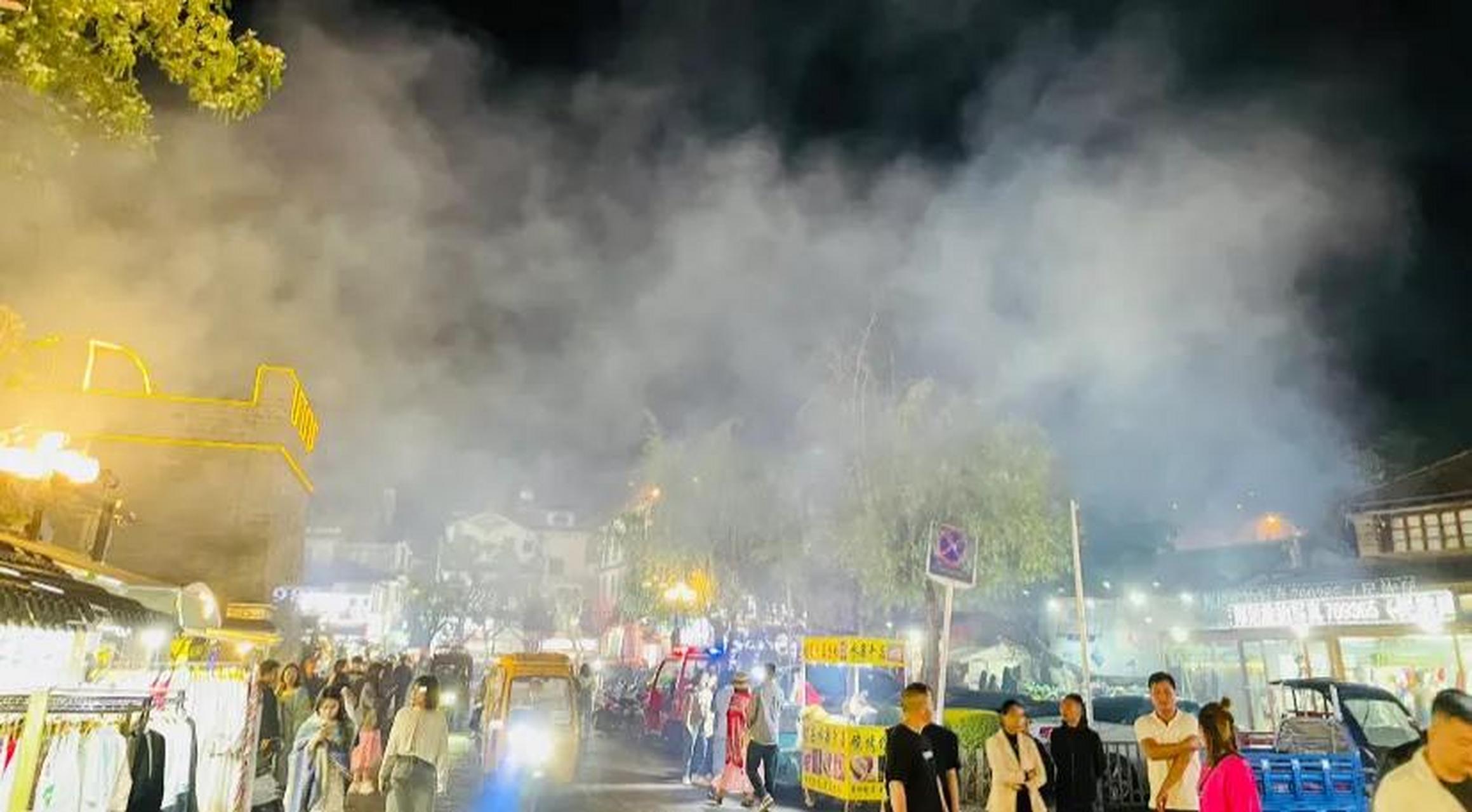 这就是一个每天被烧烤烟雾笼罩的大理古城大街上石板都踩黑了有意思的