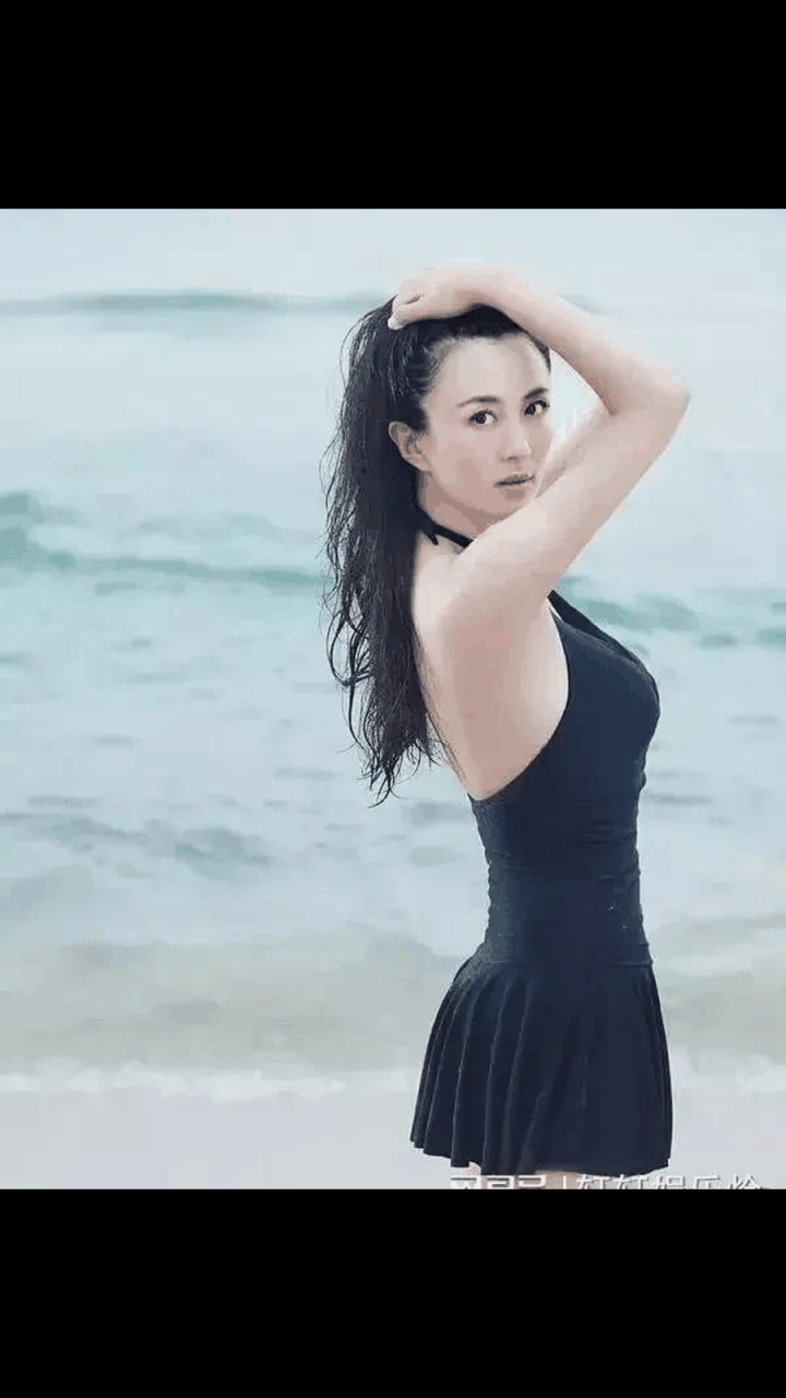 杨童舒穿着黑色连体泳衣,大撩湿发,皮肤白得发光,身材脸蛋好标志