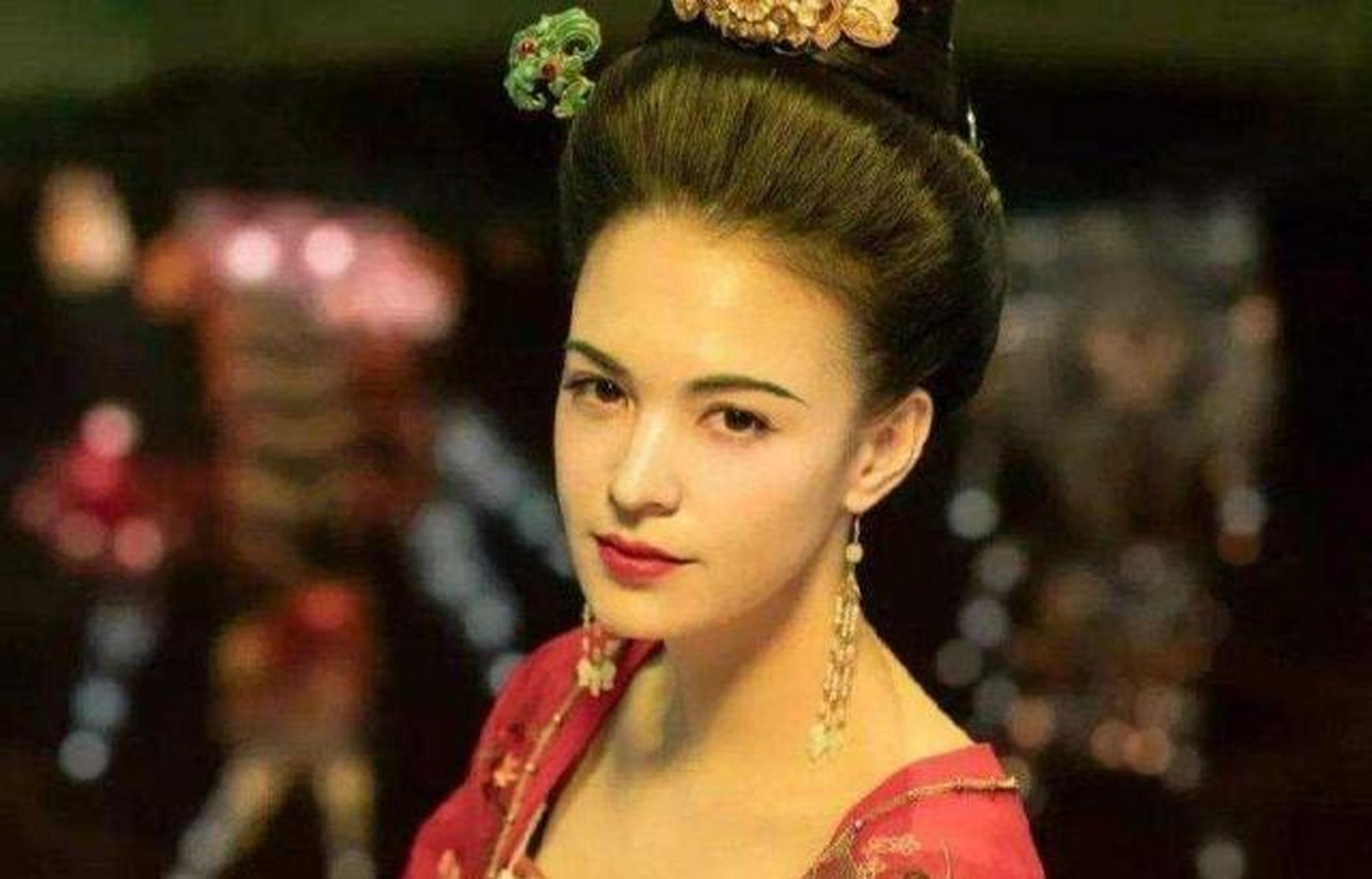 达奚盈盈是著名的交际花,喜欢物色美少年的癖好.