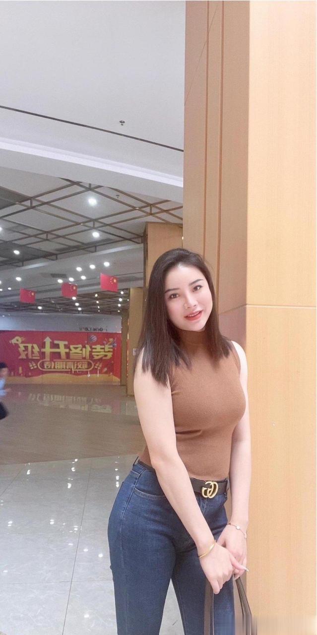 身材丰满的美少妇 肉肉的感觉就是好看啊!