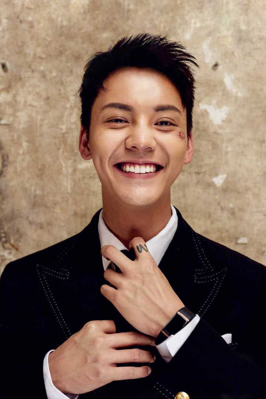 陈伟霆的笑容总是给热一种阳光大男孩的善良美,的确,他确实就是人帅心