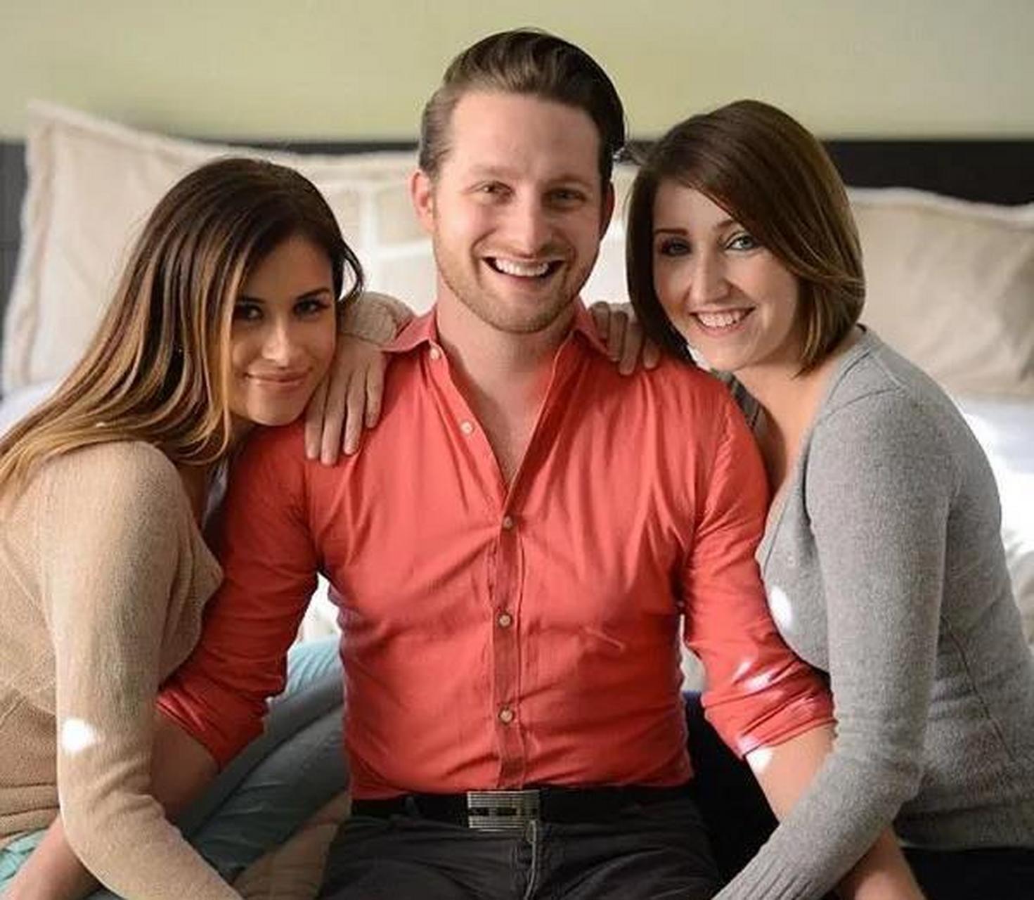 据说:两对美国夫妻互换伴侣睡觉, 据说,美国有这样两对夫妻,他们组成