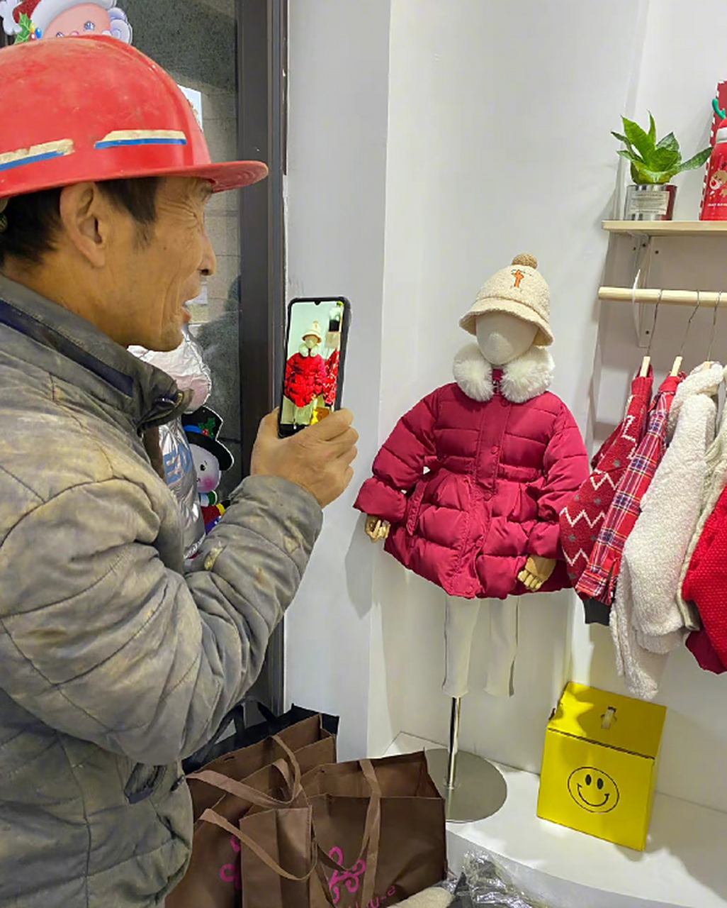 一位爸爸想给家里的孩子买身衣服