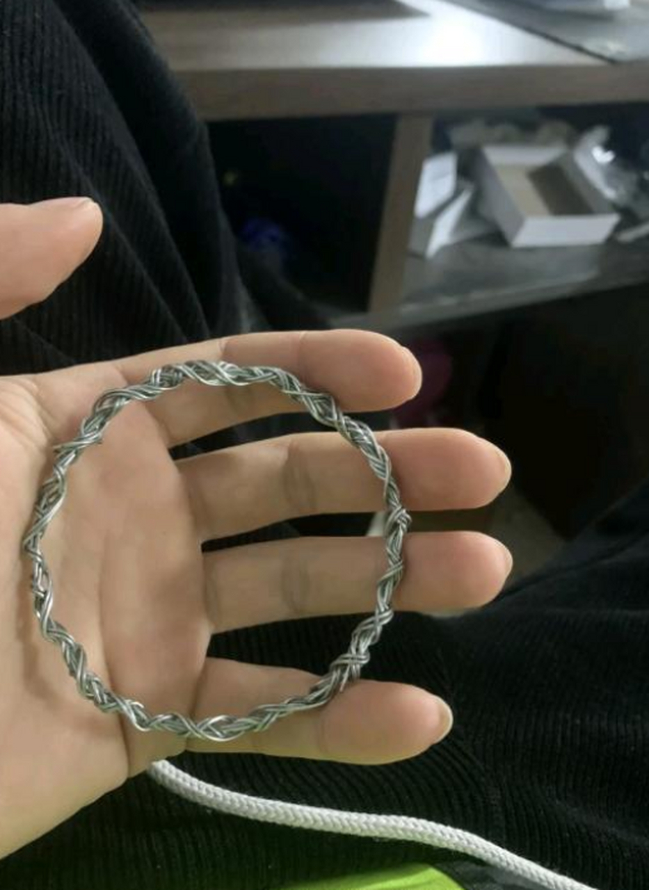今天同事送我一个铁手镯,啥意思?