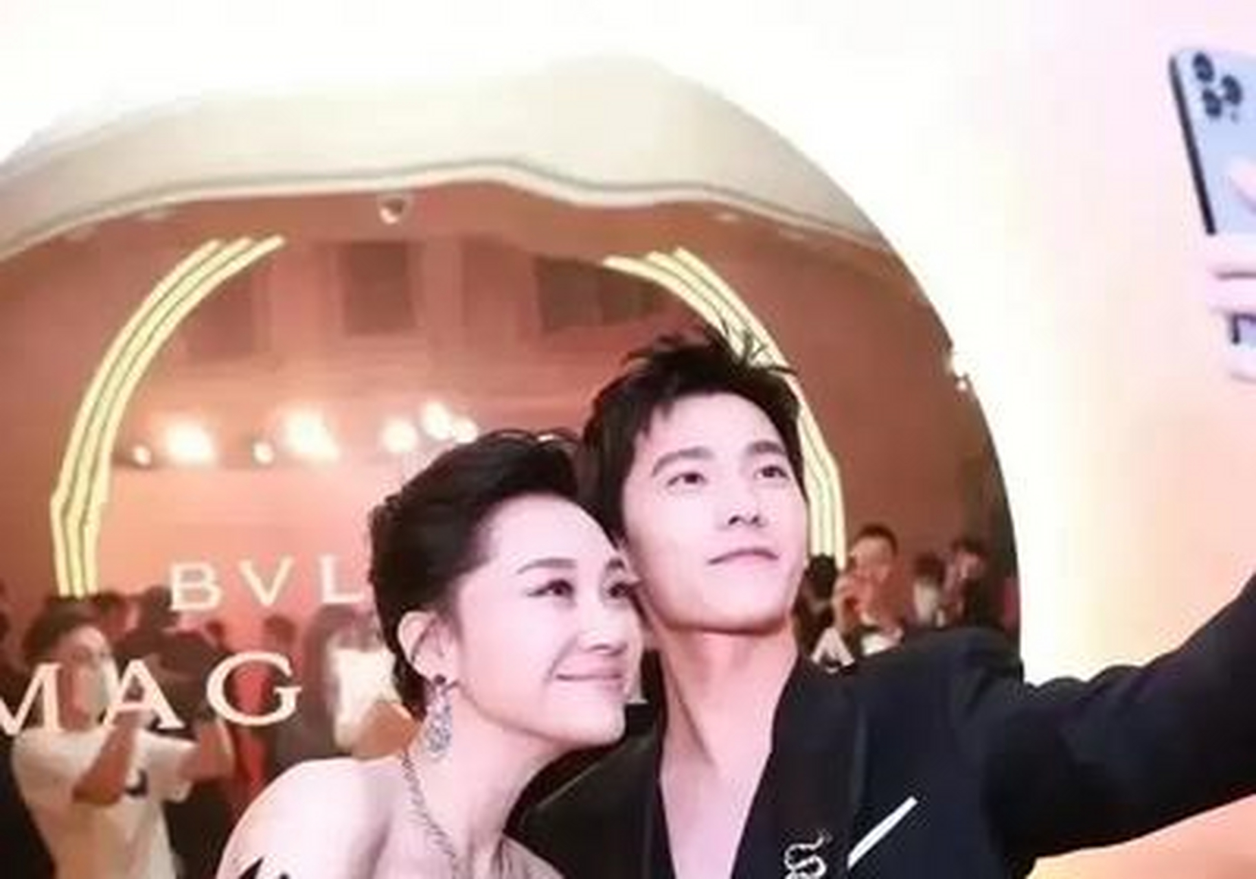 60后许晴和90后杨洋罕见同框,丝毫看不出23岁年龄差,冰美人太会保养了