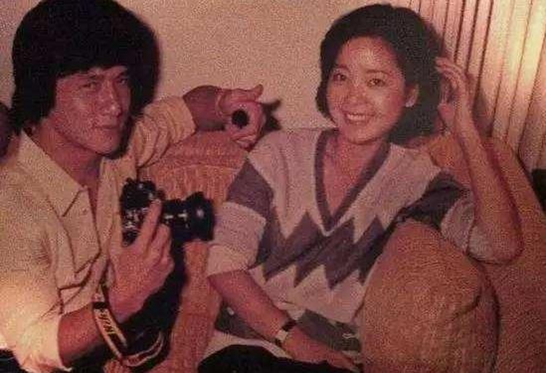 郭孔丞对邓丽君一见钟情,在宴会之上频频向邓丽君示好,还获得了她的