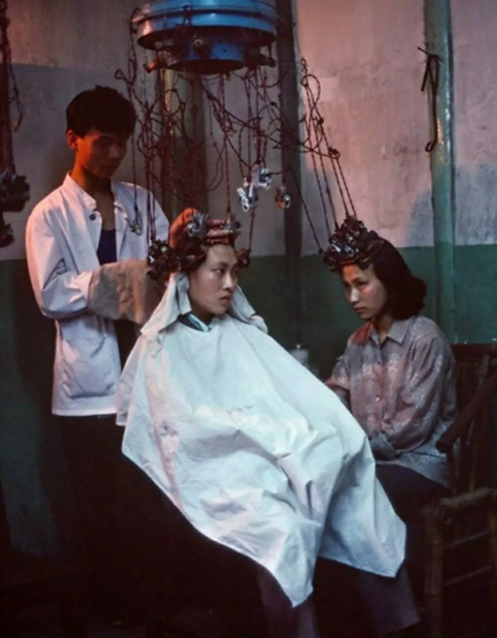 上世纪80年代,成都一家美发店里烫发的两位女士.