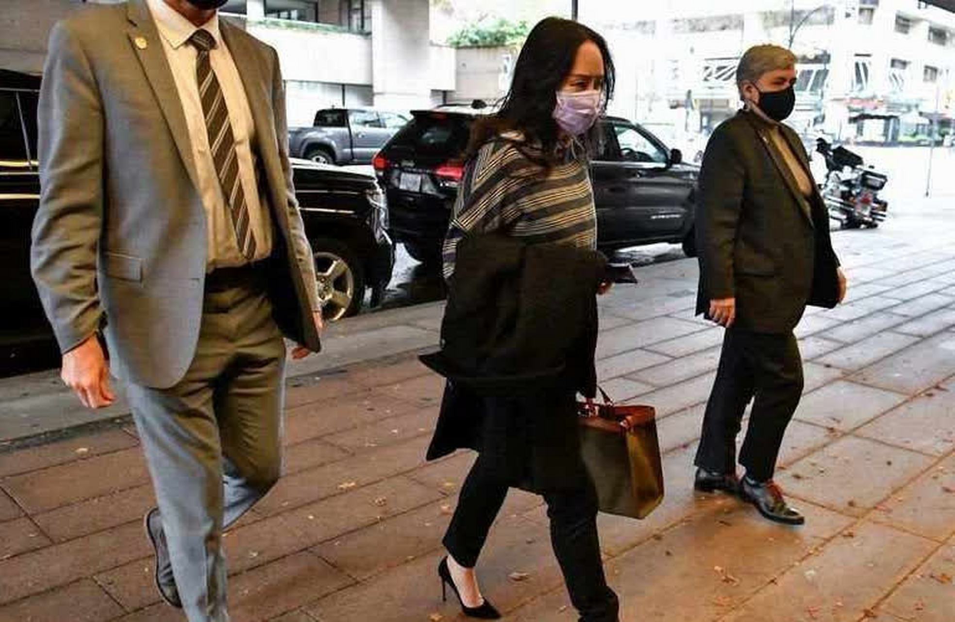 孟晚舟非常节俭,出行时经常背着同一个包.