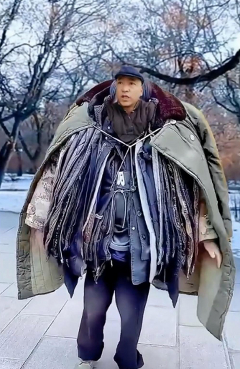 大爷是真的冷啊,把压箱底的棉袄都穿上了!