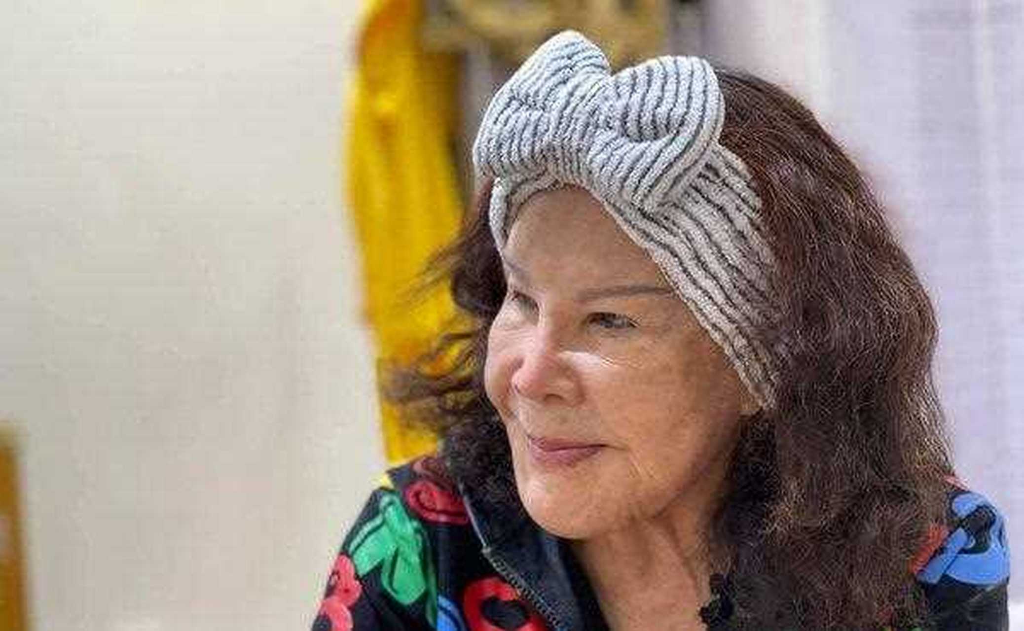 黄蕙于九踏入88岁,若有出席公开场合,她必以厚重妆容,盛装现身,时刻