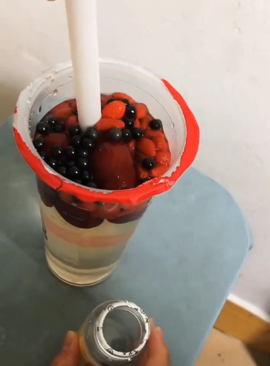 我给女朋友泡了珍珠奶茶. 我不知道她是否喜欢.[滑稽]