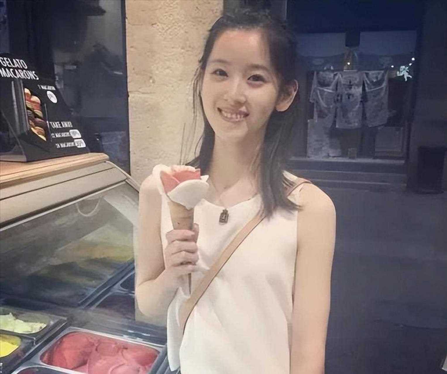 这是奶茶妹妹章泽天和她的前男友陶杜平的合影.