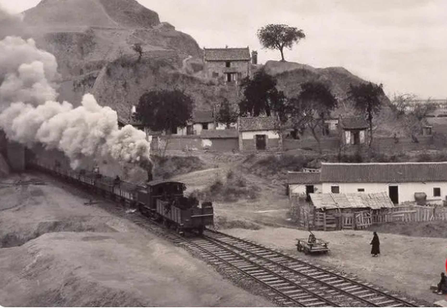 这是一辆在京汉铁路(1906年开通)上奔驰的货运列车,地点位于黄河大桥