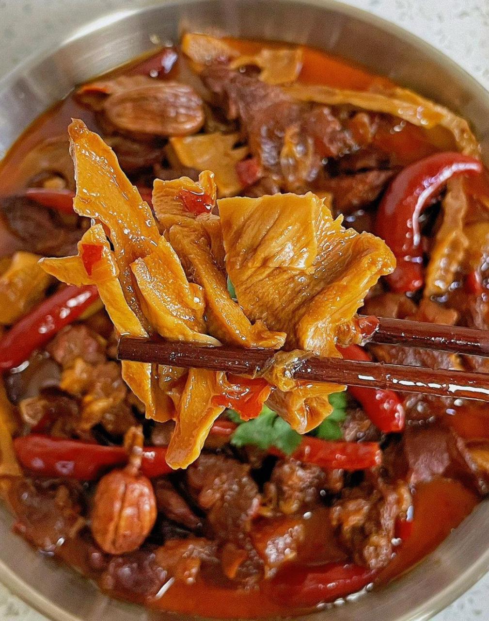 香香辣辣好吃不腻的竹笋烧牛肉～～?做法: 1?