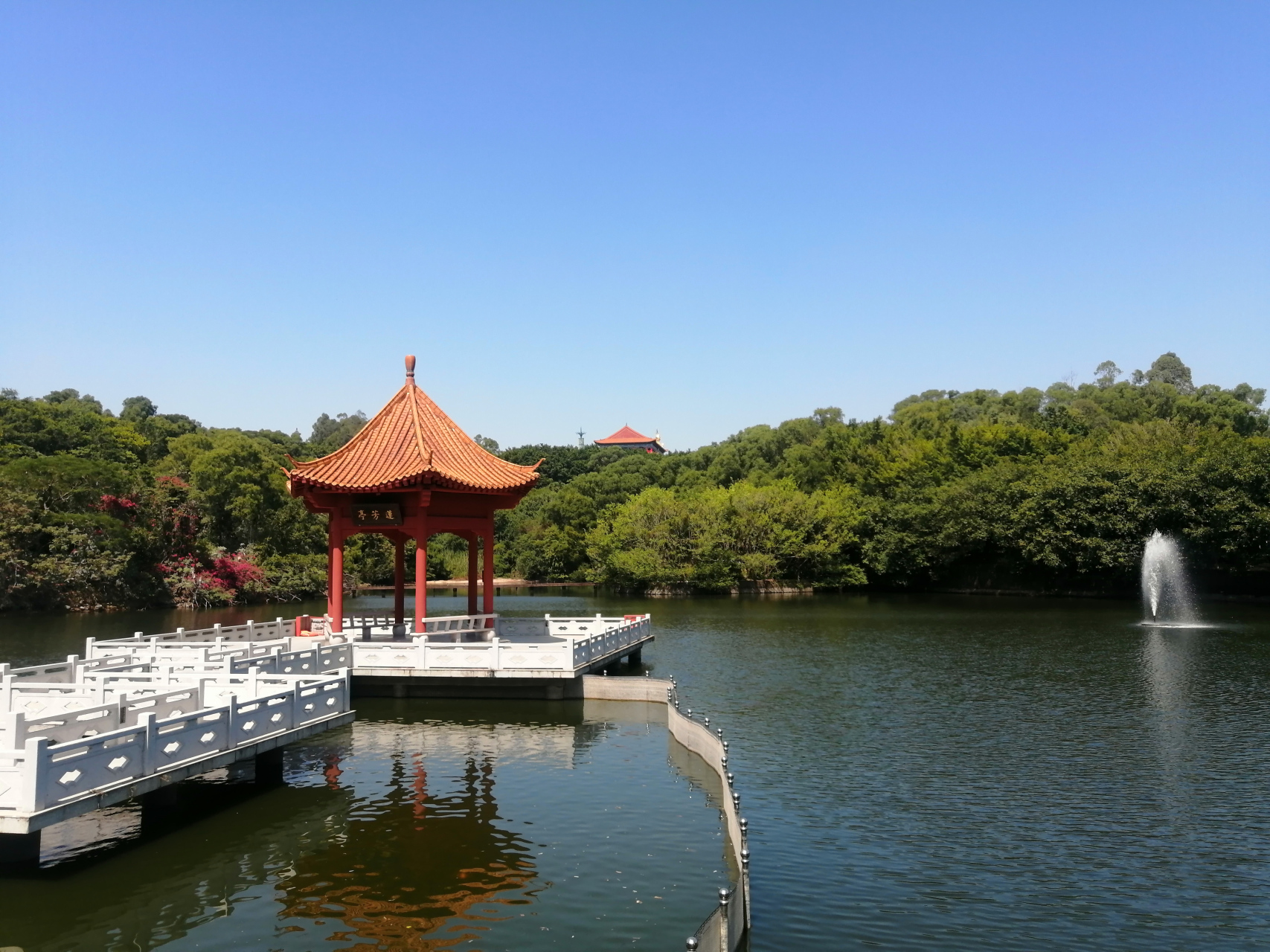 广州莲花禅寺位于广州番禺区莲花山的核心地区,始建于南朝梁代,是广州