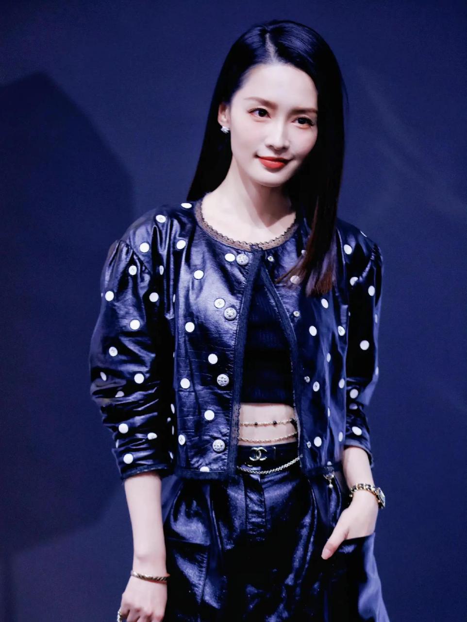 李沁今日上海参加活动造型,黑色波点皮衣77黑长直发型,千金归来即视