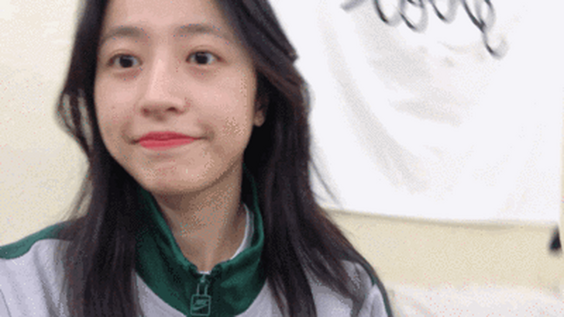 周雨彤gif:她在《重返20岁》中饰演的学姐霸气外露,虽然出场戏份不多