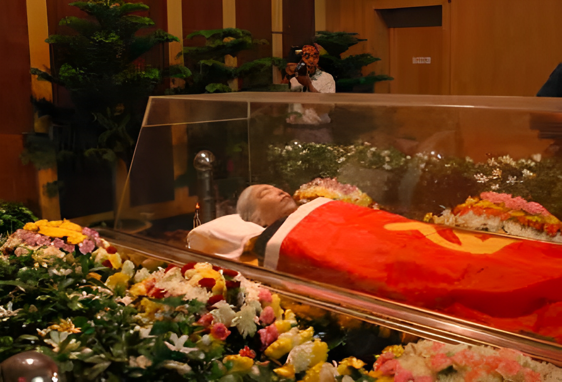 葬礼上,她躺在鲜花环绕的棺椁上,遗体上盖着一面鲜红的党旗!