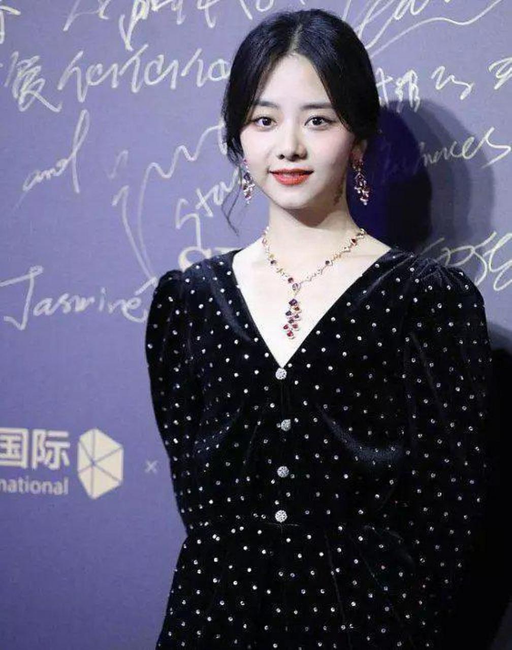 谭松韵一袭黑色镶钻丝绒连衣裙亮相,端庄稳重,高贵典雅,太贵气了吧.