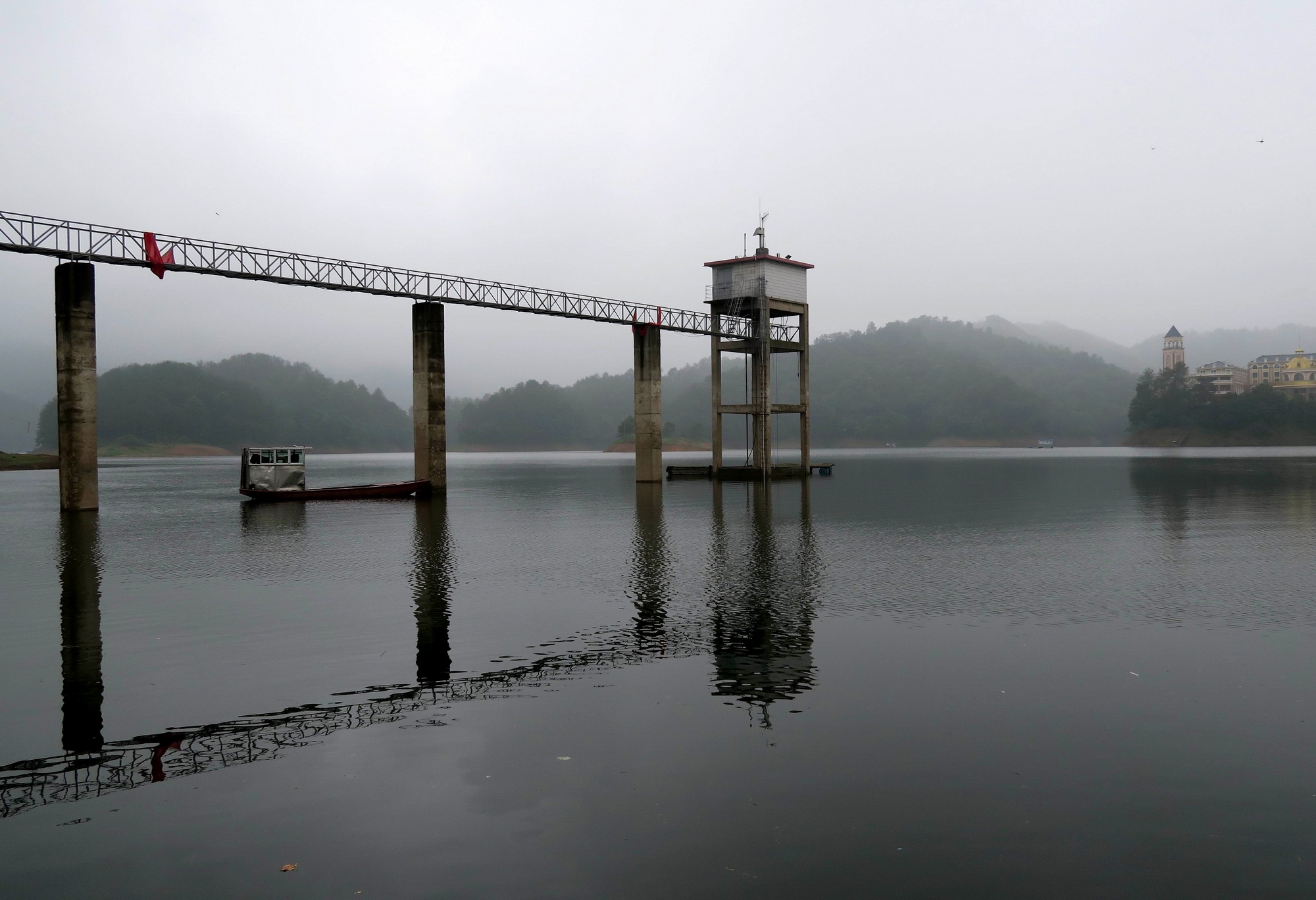 湖南宁乡市黄材水库距离湘潭韶山大约70余公里,也是几十年前汇聚一代