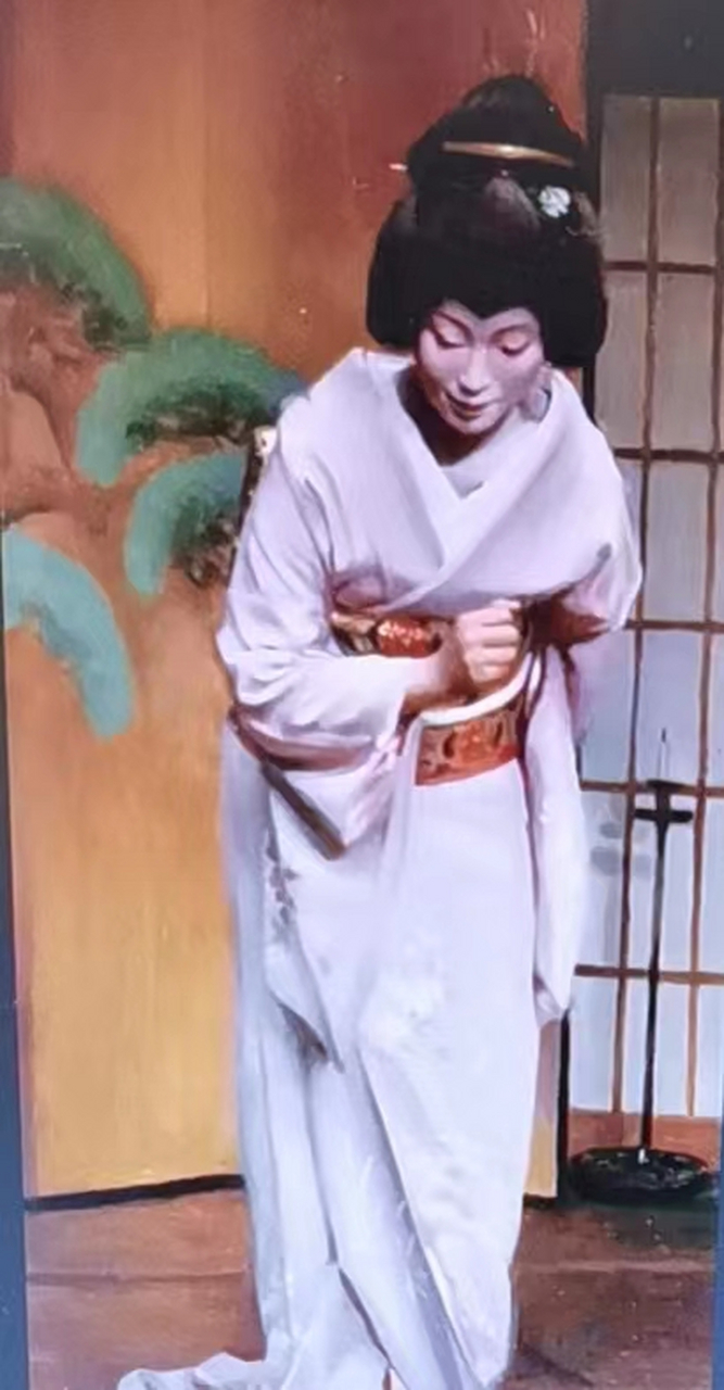 1945年,一名漂亮的日本女性切腹自尽照片,愚昧又残忍!