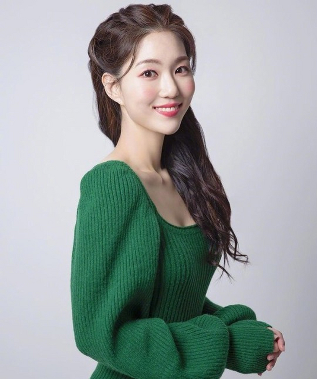 韩国女星朴秀莲摔下楼梯去世,年仅29岁,令人惋惜 据韩媒报道,音乐剧女