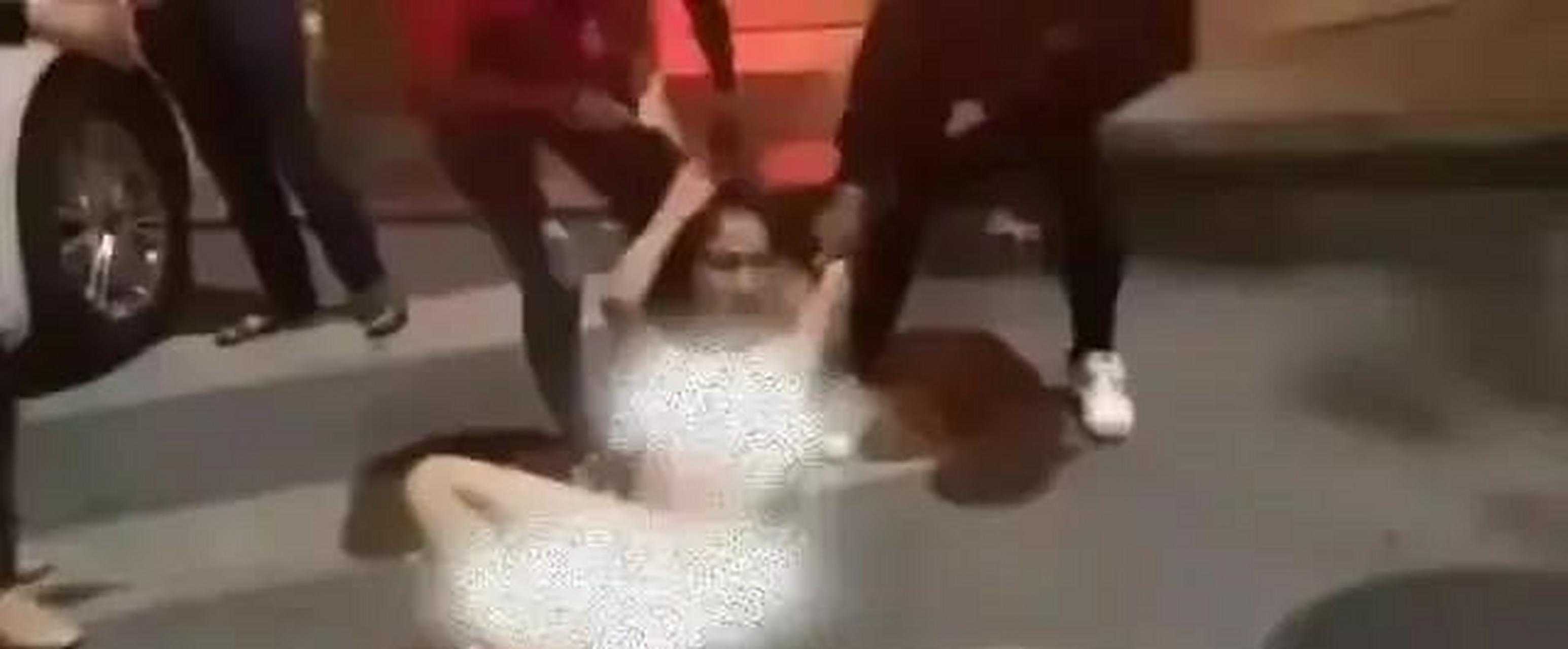 东莞一个体老板包养小三,原配找到小三一顿暴打,大庭广众下被拔的一丝