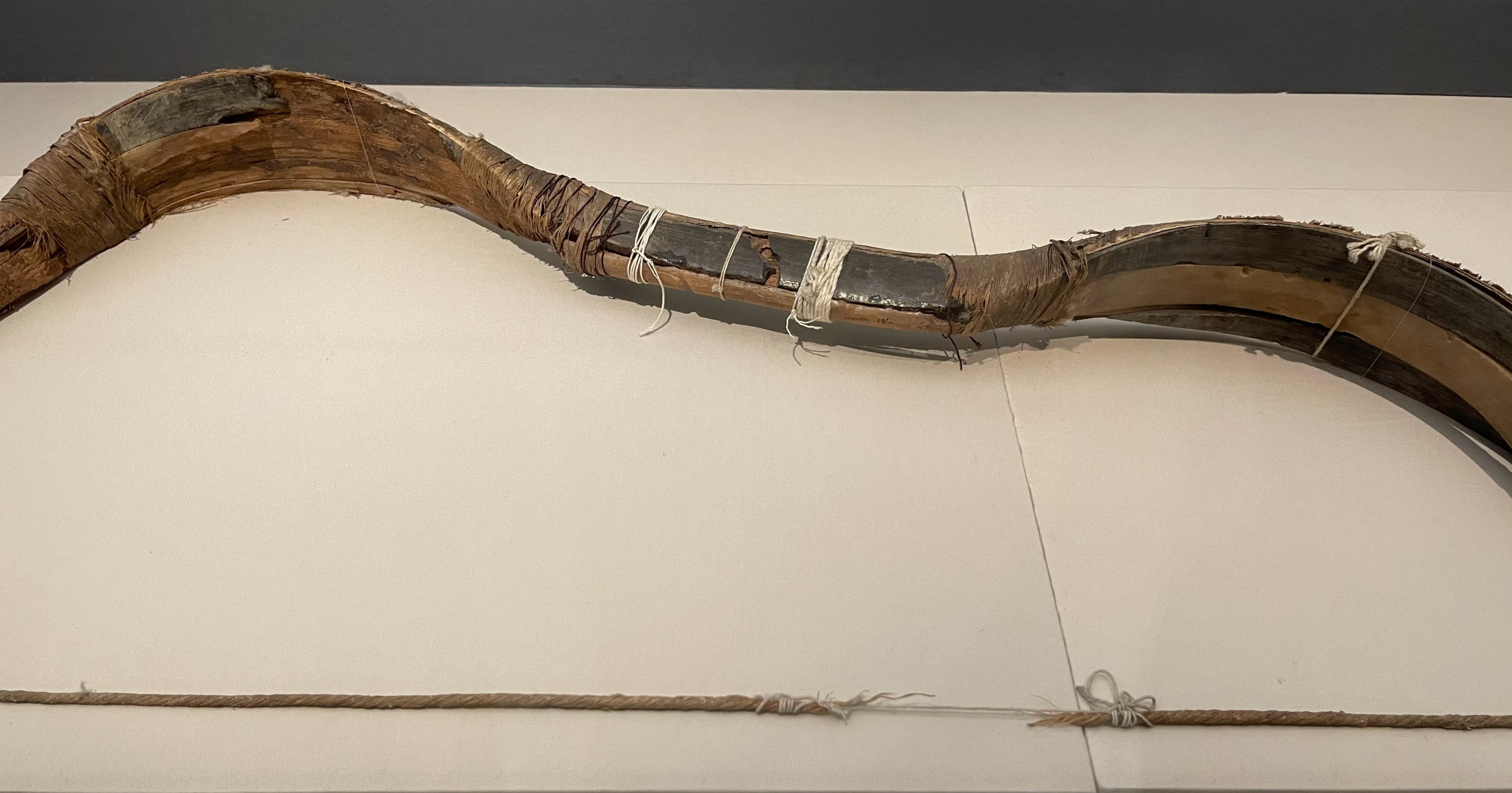 汉晋(公元前206年-公元420年)时期的木弓,虽有修复,如此完整非常难得.