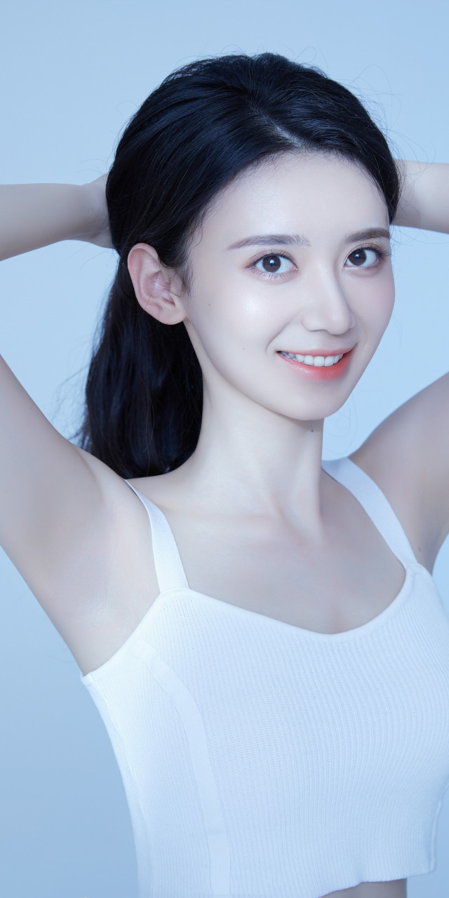 既有少女的娇俏又完美的显出了身材曲线,慵懒随意又