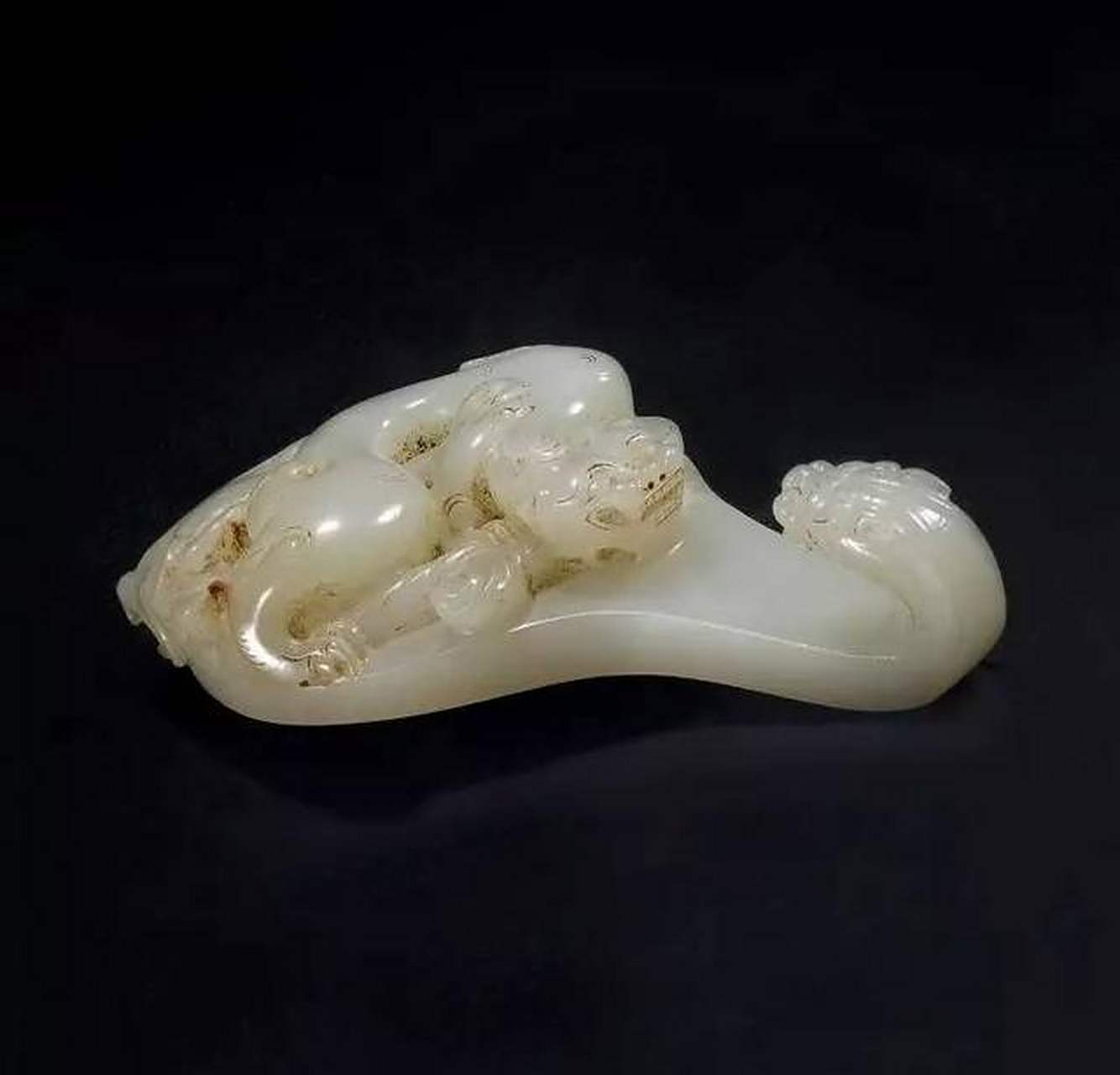 图三:南北朝 玉雕仙人骑兽 图四:商 玉羊 图五:宋 白玉童子捧绣球 图