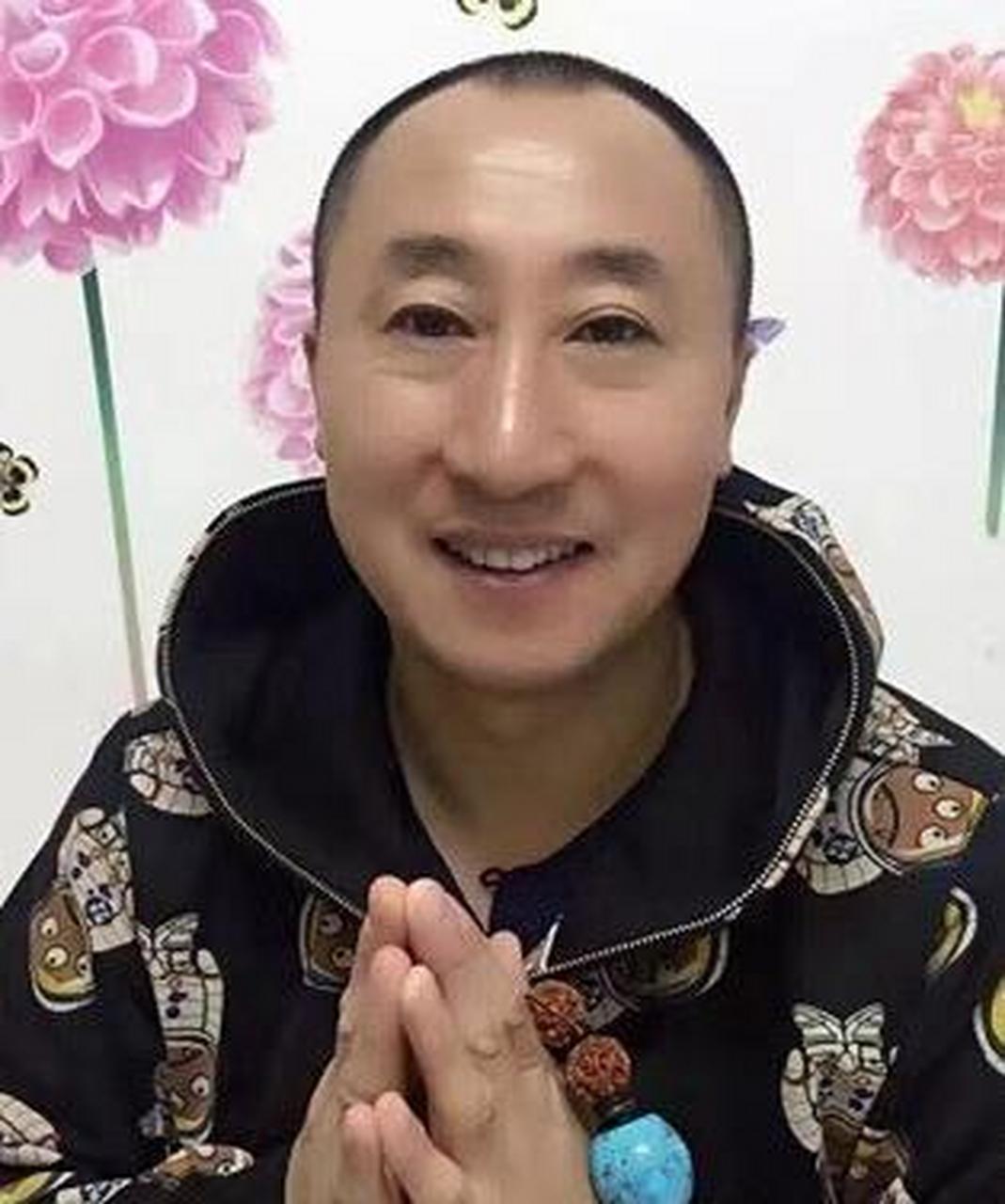 2016年,张小光花了20万买了一辆摩托车,上了高速公路,油门拧到了120迈