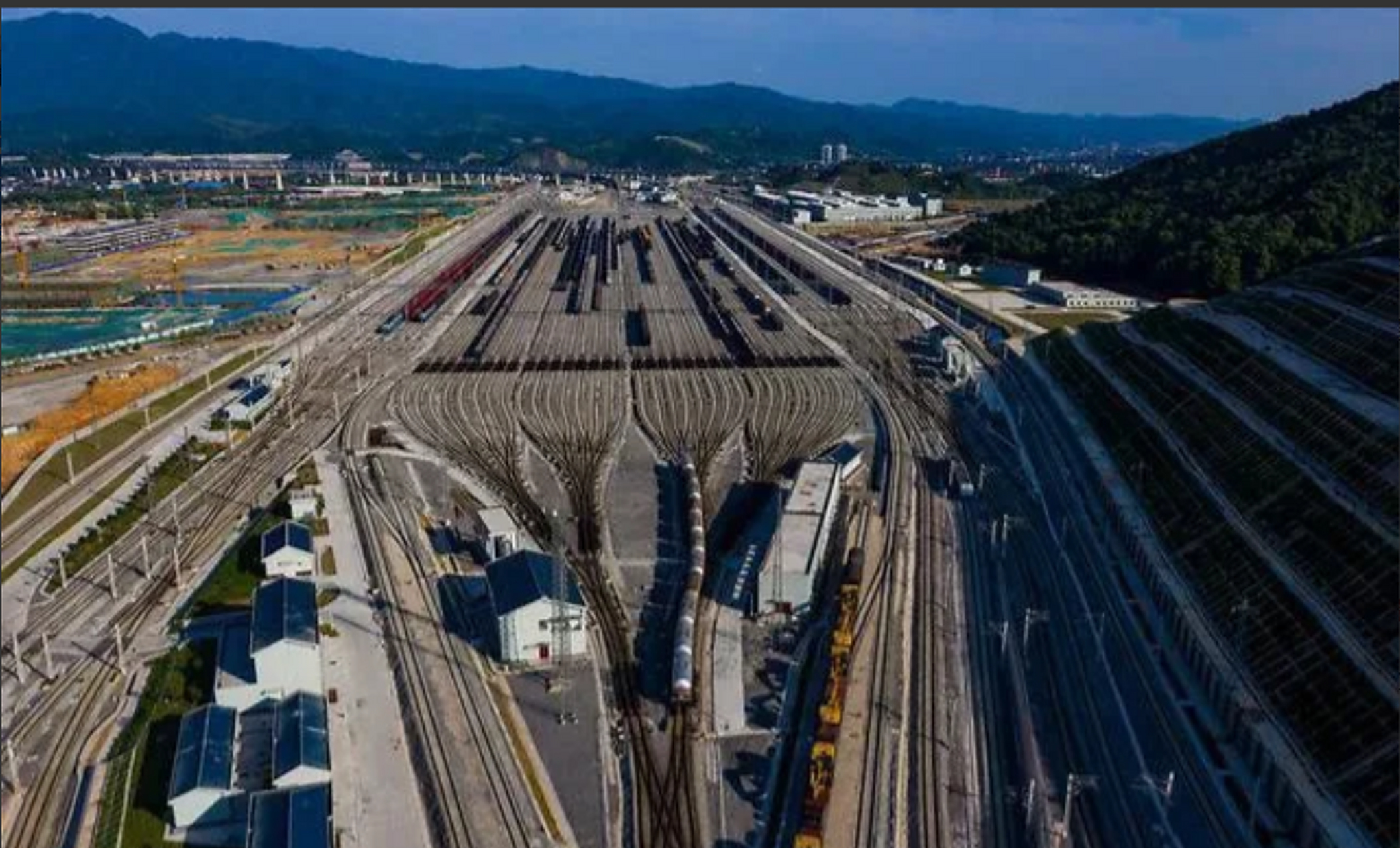 怀化西编组站,据说是号称中国西南地区规模最大货车编组站.