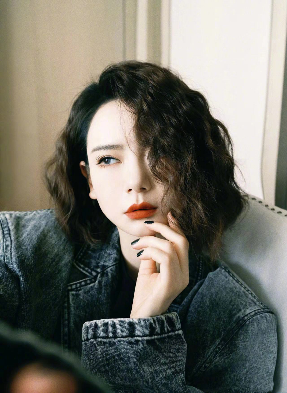 戚薇发自拍氛围图,烈焰红唇状态超好,复古冷艳气质拉满,卷发造型非常