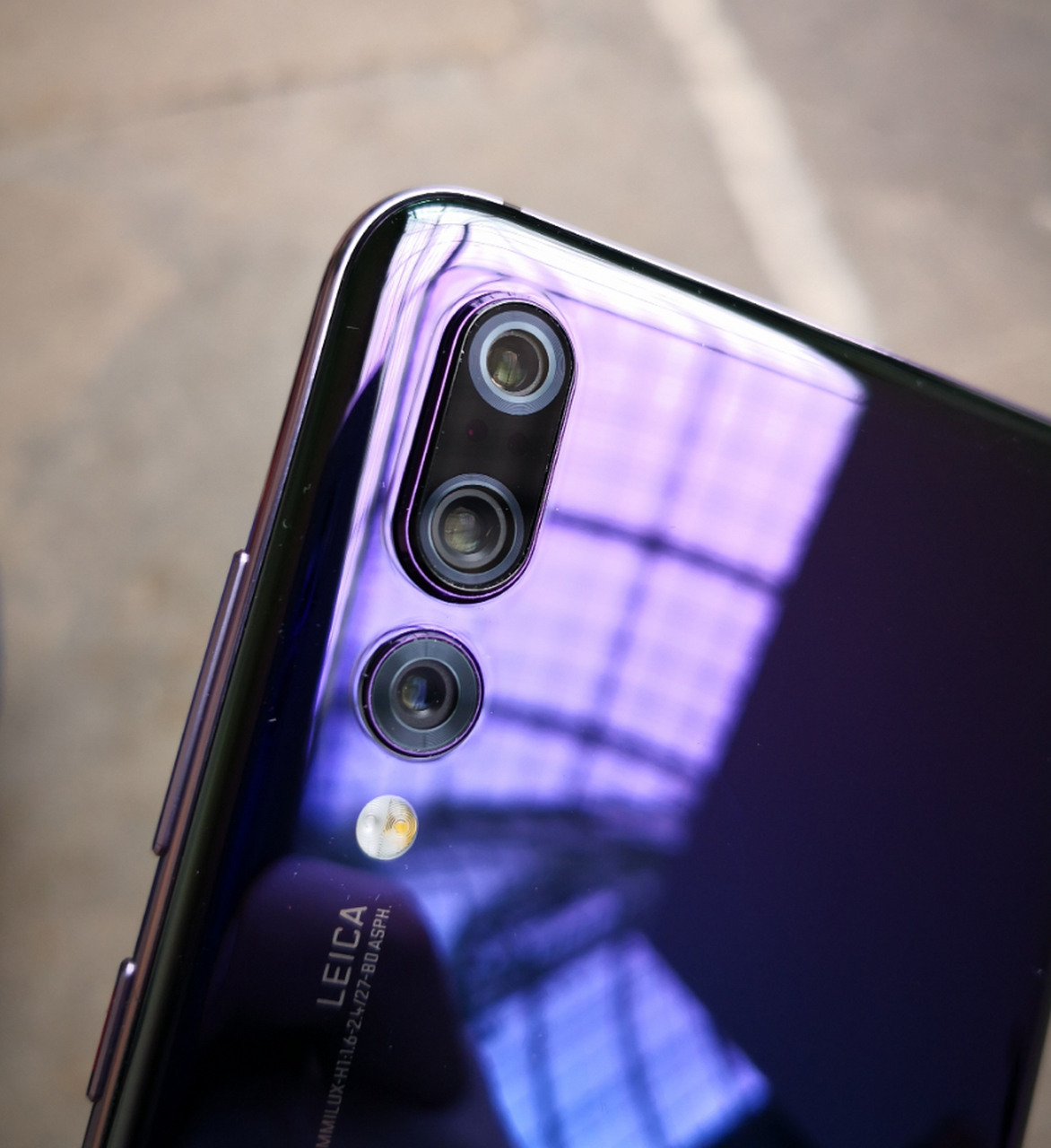 我以前买手机永远都是捡漏的,2018年等华为p20 pro热度退去了,然后不